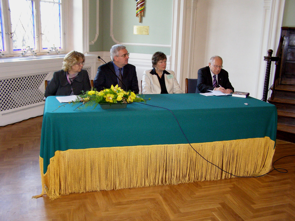I kairės (from the left): Dr. Anda Prikane (University of Latvia), prof. dr. Vincentas Lamanauskas (University of Siauliai), assoc. prof. Dagnija Cedere (University of Latvia), prof. dr. Janis Stradins (Latvian Academy of Sciences)